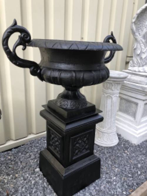 Gusseiserne Vase auf gusseiserner Säule, schwer und robust-schwarz.