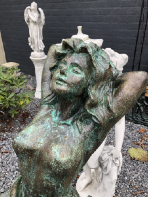 Eine schöne Statue einer nackten Frau ganz aus Gusseisen, wunderschön detailliert!