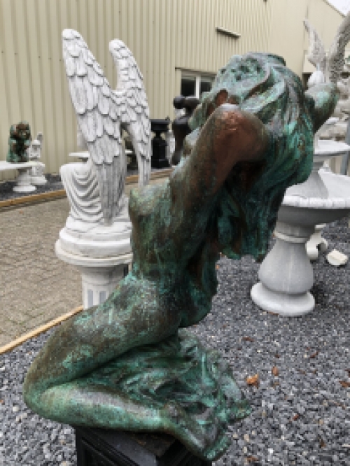 Eine schöne Statue einer nackten Frau ganz aus Gusseisen, wunderschön detailliert!