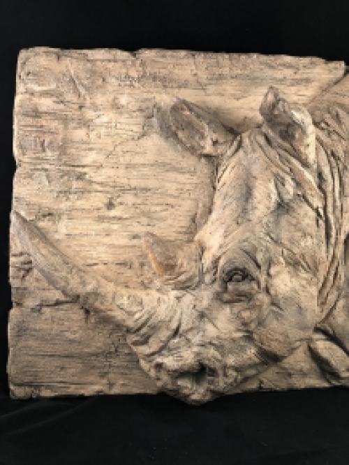 Wandornament woodlook met 3 D afbeelding van een neushoorn, polystone-wood..