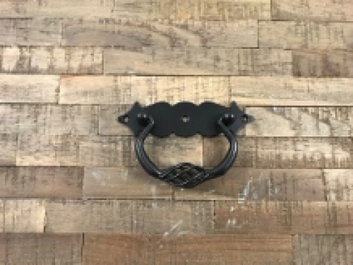 Een deurgreep gemaakt van smeedijzer, met mooi gedraaid handvat, mat zwart