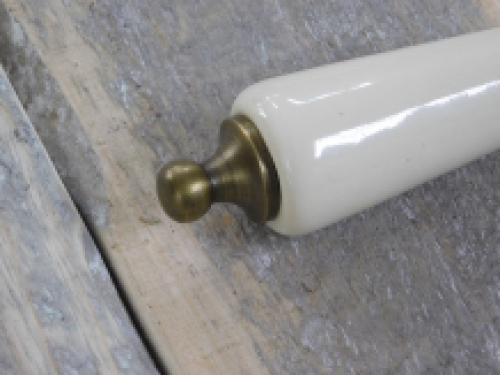 1 deurkruk messing met antiek wit keramische handvat, met doorn.