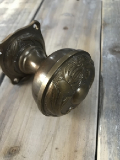 Deurknop , Art Nouveau Knop met Rosette , gepatineerd messing, draaibaar.