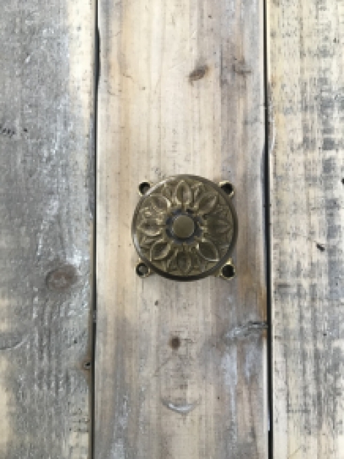 Smalle koperen knop, deurknop voor de deur antieke, met rozet, oprichter tijd, vast staande knop.