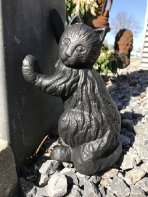 Skulptur einer schwarzen Katze