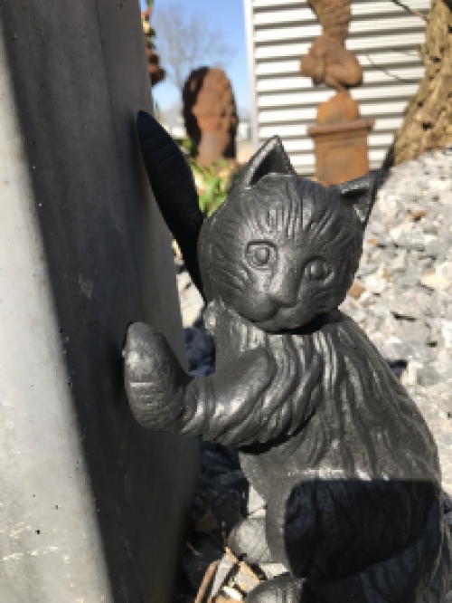 Zwarte kat sculptuur