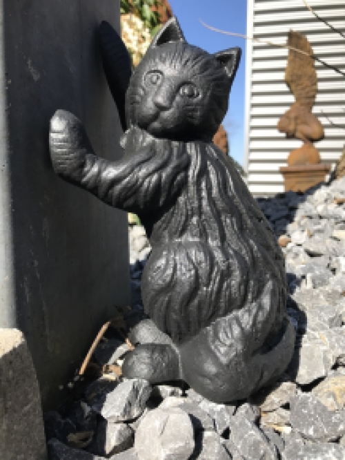 Skulptur einer schwarzen Katze