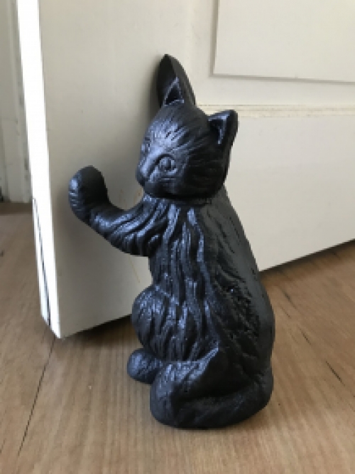 Zwarte kat sculptuur