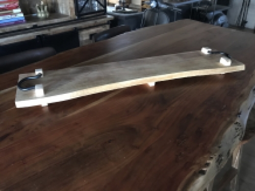 Rustieke snijplank, keukenplank gemaakt van massief hout, dienblad met metalen handvaten