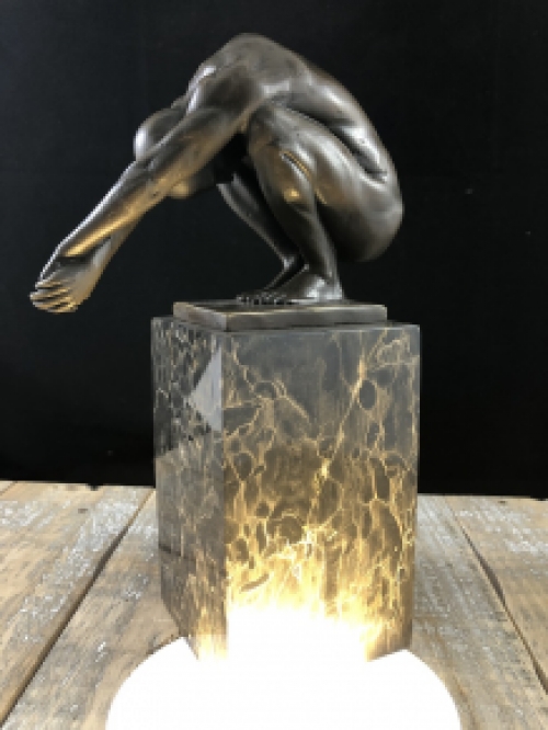 Een bronzen beeld/sculptuur van een duikende man, ''THE DIVE''