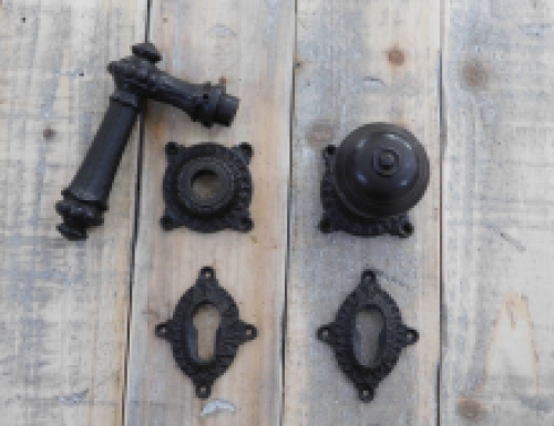 Set deurbeslag - knop en klink met rozetten - PZ - antiek ijzer