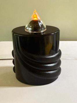 Een graflantaarn / graflamp, volledig van graniet gemaakt, met facet geslepen ruiten, mooi strak model