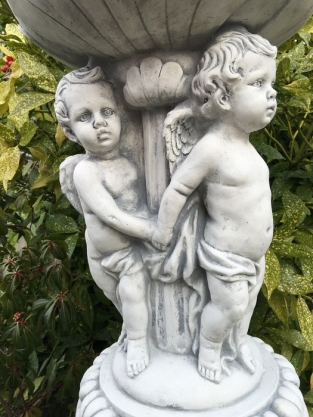 Prachtige zware bloempot-vaas uit vol steen gedragen door engelen.