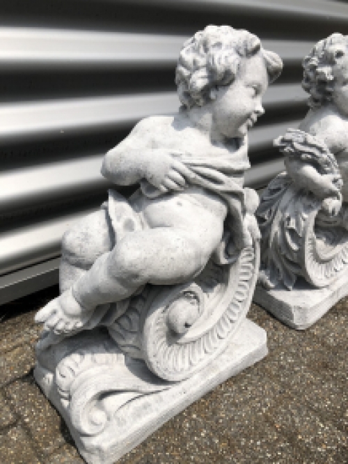 Four-year times depicted by reclining angels, cherubs, full of cast stone.