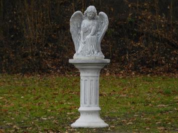 Beautiful angel on a column, full of stone, a real eye-catcher!!