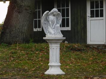 Beautiful angel on a column, full of stone, a real eye-catcher!!