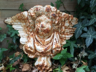 Wall angel as a supporting console made of cast iron in the color white/rust.