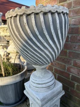 Gartenvase - Blumentopf mit ornamentalem Motiv - Groß - Stein