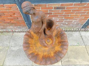 Exklusiver Steinbrunnen mit Frau - Stein in Oxid