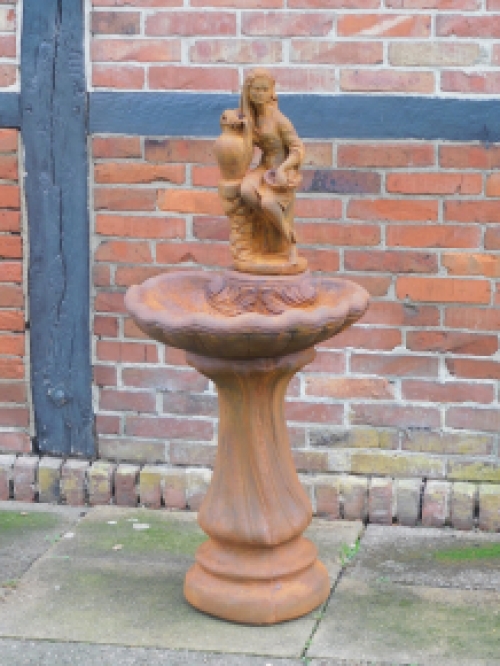 Eenmalig: Unieke fontein met vrouwelijk beeld - vol steen - oxide 