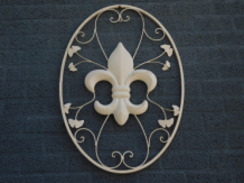 Een groot smeedijzeren wandornament, de Franse Lelie, antiek-wit