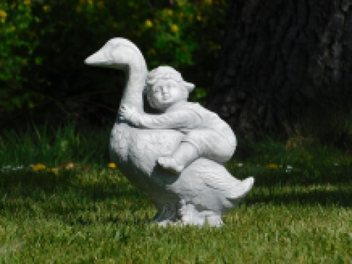 Statue Gans mit Kind - massiver Stein