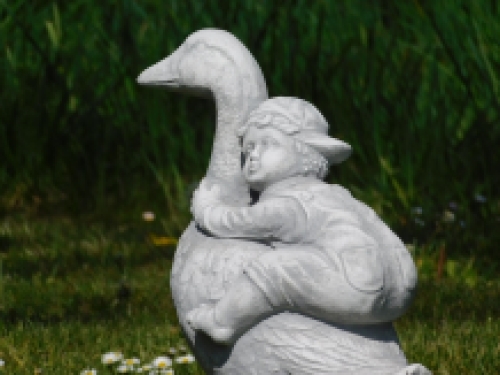 Statue Gans mit Kind - massiver Stein