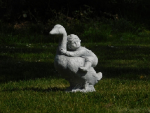 Statue Gans mit Kind - massiver Stein