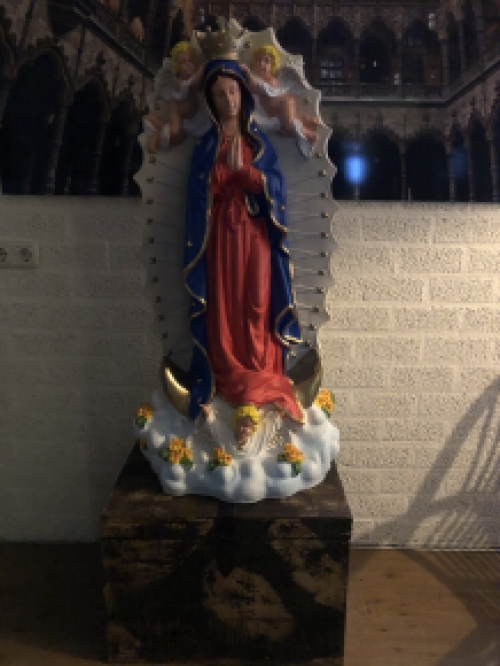 Prachtig fors Maria beeld met engelen en achterplaat, polystone vol in kleur.