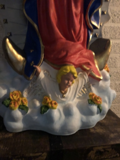 Prachtig fors Maria beeld met engelen en achterplaat, polystone vol in kleur.