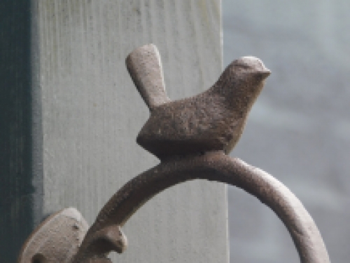 Gusseisenhaken mit Vogel, braun, sehr schön anzuschauen