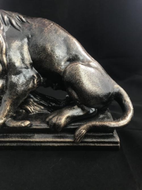 Eine schöne Statue eines Löwen mit seiner Beute, einem Wildschwein, aus Gusseisen, Bronze-Look!