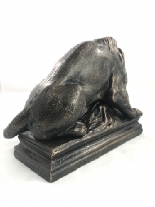 Eine schöne Statue eines Löwen mit seiner Beute, einem Wildschwein, aus Gusseisen, Bronze-Look!