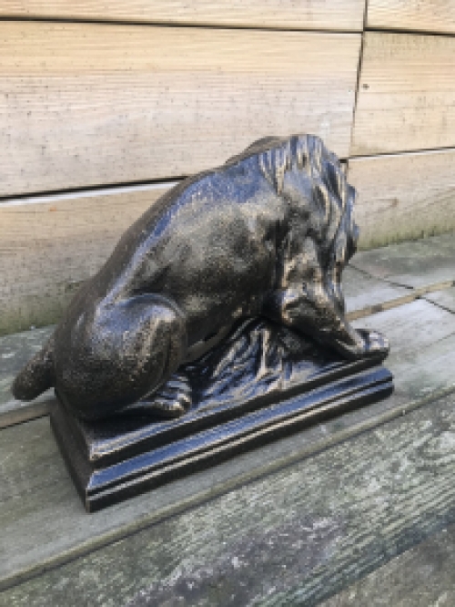 Eine schöne Statue eines Löwen mit seiner Beute, einem Wildschwein, aus Gusseisen, Bronze-Look!