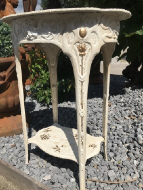 Een gietijzeren tafel, wit, art nouveau ''flower''