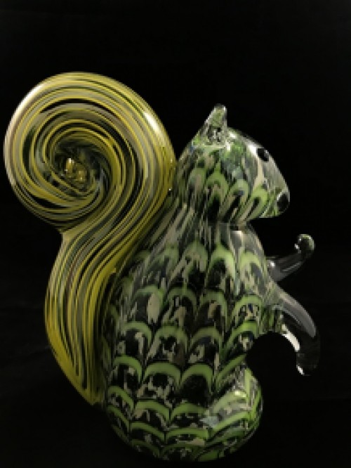 Een fraai glazen beeld van een eekhoorn, een glazen kunstwerk!