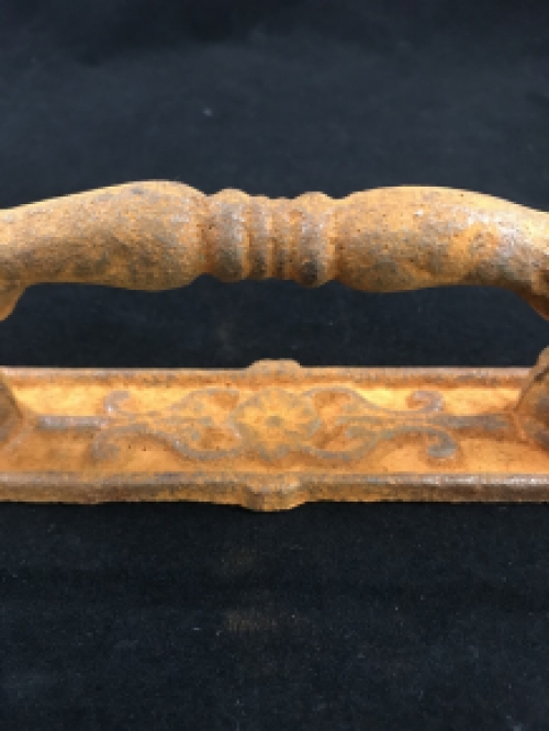 A cast iron door handle, at rest, very nice and sturdy!