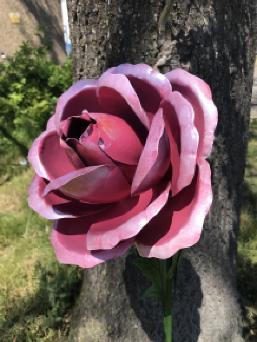 LETZTE: Ein Kunstwerk, große rosa Rose aus Metall, auf Stiel