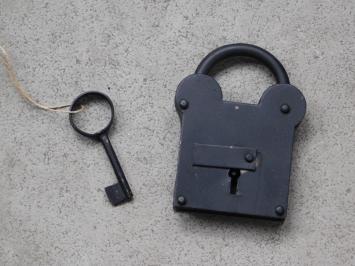 Antikes Vorhängeschloss - schwarz - Eisen - mittelalterlich