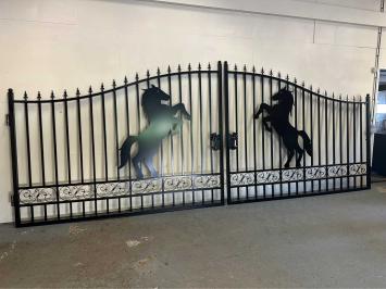 Beautiful black wrought iron gate – 596 cm wide – with rearing horse