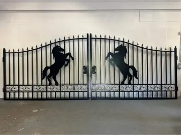 Beautiful black wrought iron gate – 596 cm wide – with rearing horse