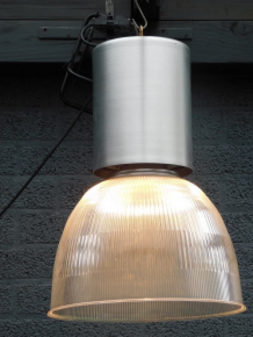 Fraaie grote  metalen antieke industriële  hanglamp met fraaie lichtkap.