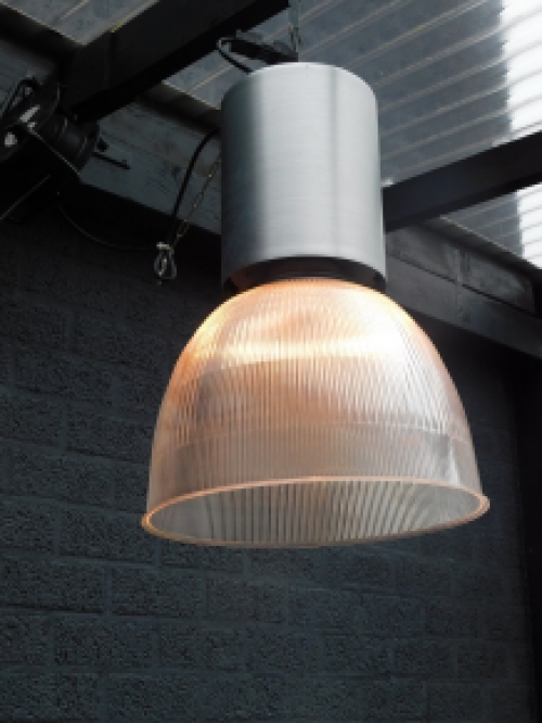 Fraaie grote  metalen antieke industriële  hanglamp met fraaie lichtkap.