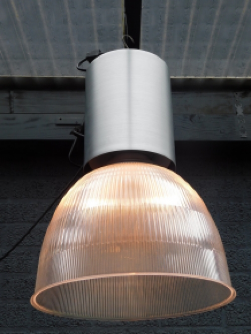 Fraaie grote metalen antieke industriële  hanglamp met fraaie lichtkap.