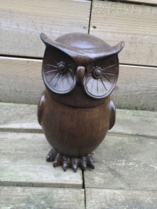 A small owl made of resin, wood appearance, nice figurine!