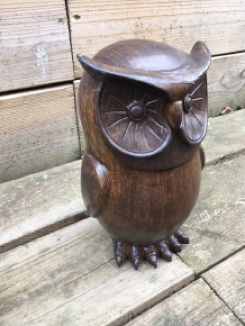 Een kleine uil gemaakt van hars, hout uiterlijk, leuk beeldje!