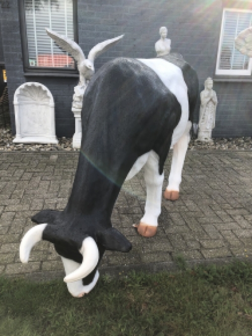 Schöne Skulptur einer grasenden Kuh, wunderschön koloriert, ein echter Blickfang!