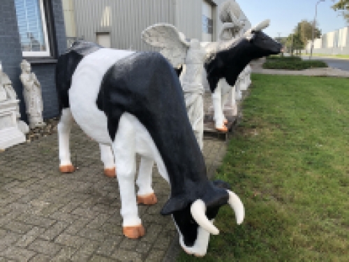 Schöne Skulptur einer grasenden Kuh, wunderschön koloriert, ein echter Blickfang!