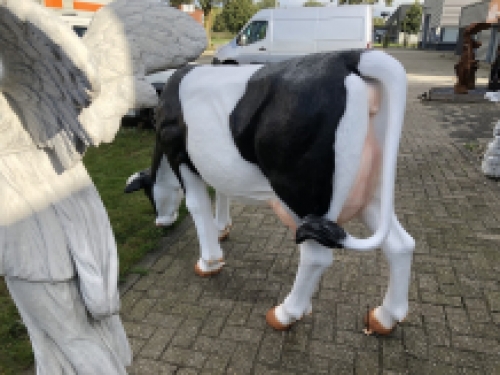 Schöne Skulptur einer grasenden Kuh, wunderschön koloriert, ein echter Blickfang!