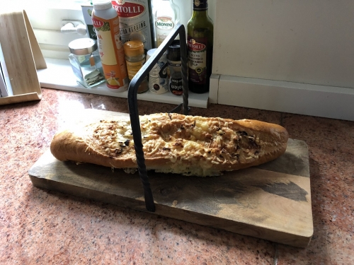 Snijplank met smeedijzeren beugel, Keukenbord, ontbijtplank, Worstplank houten brood plank .